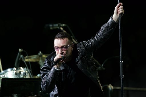 Bono beim U2-Konzert in Zagreb (Kroatien, August 2009)