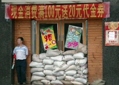 Die Menschen versuchen, ihre Häuser mit Sandsäcken vor der Flut zu schützen: Dandong, Provinz Liaoning (Nordostchina)