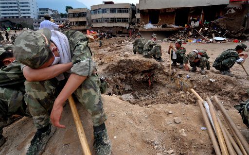 Erdrutsche und Überschwemmungen im Westen Chinas: Erschöpfte Helfer (12.8.)