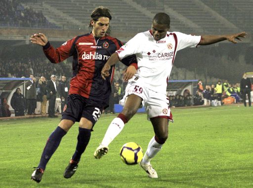 Joaquin Larrivey (l) und Marcus Diniz (r) während des Spiels im Sant'Elia Stadium in Cagliari (Sardinien, Januar 2010)