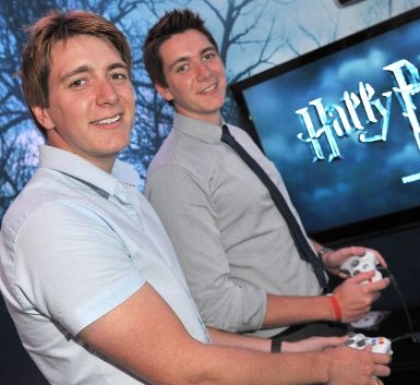 Oliver und James Phelps (die Weasley-Zwillinge) auf der Gamescom