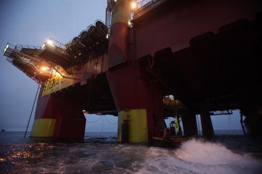 Greenpeace-Aktivisten besetzen die Ölplattform des Unternehmens Cairn Energy