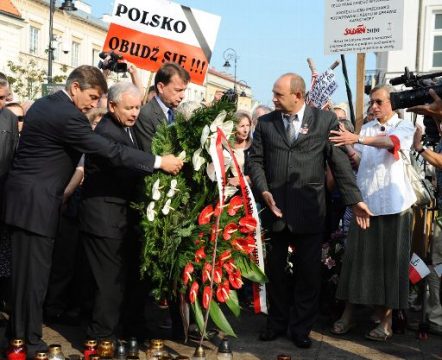 Jaroslaw Kaczynski und Mitglieder der Partei PIS legen den Kranz nieder