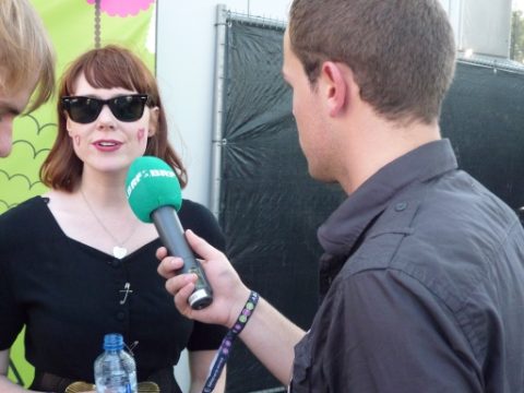 Kate Nash mit BRF1-Reporter Alain Kniebs