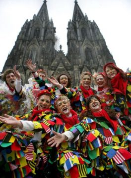 Der Kölner Dom umgeben von echten Karnevalsjecken