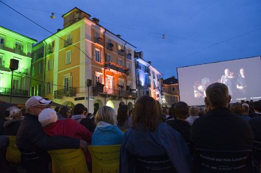 Zuschauer sehen den isländischen Film 'Kongavegur' auf der 'Piazza Grande' (Locarno, 5.8.)