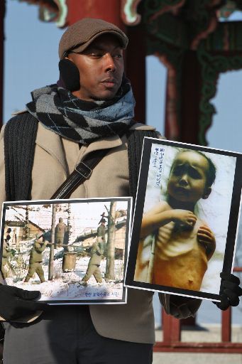 Aijalong Mahli Gomes in Südkorea: Mit den Bildern macht er auf die Verletzung der Menschenrechte in Nordkorea aufmerksam