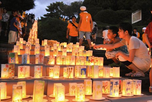 Gedenken an die Atomkatastrophe: Einwohner stellen im Peace Memorial Park in Nagasaki Papierlaternen auf