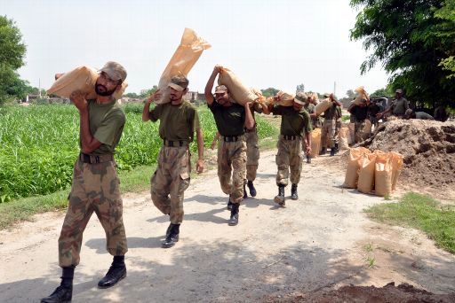 Pakistanische Soldaten bringen Sandsäcke zum Schutz gegen die Fluten