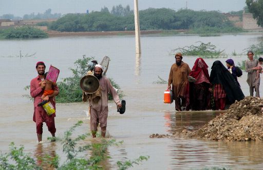 Provinz Khyber-Pakhtunkhwa, Pakistan: Flutopfer auf der Flucht vor den Wassermassen