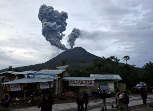 Sumatra: der Vulkan Sinabung bricht zum zweiten Mal aus