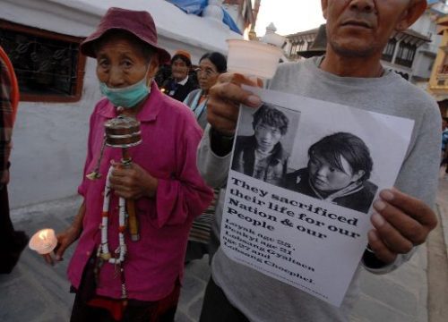 Exiltibeter demonstrieren gegen die Entscheidung Chinas, die Todesstrafe gegen vier Tibetanische Aktivisten zu verhängen