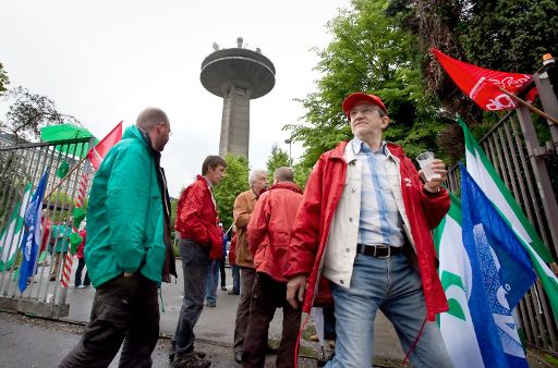 Mitarbeiter des Senders VRT streiken vor dem Hauptgebäude in Brüssel
