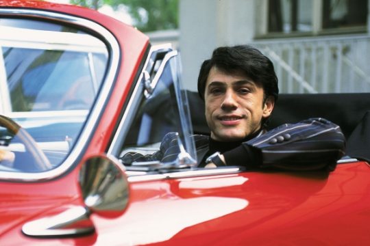 Gerhard Höllerich (Christoph Waltz) träumt von einer Karriere als Rockstar, wird aber unter dem Namen Roy Black als Schlagersänger berühmt.