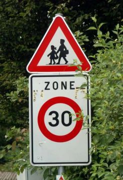 30er-Zone vor der Schule