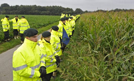 Hundertschaft auf der Suche nach dem verschwundenen Mirco