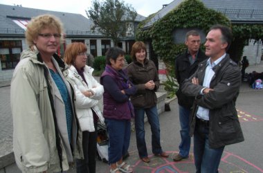 Christine Baumann (l.) und die Lehrer der Gemeindeschule Rodt