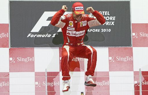 Fernando Alonso springt vor Freude