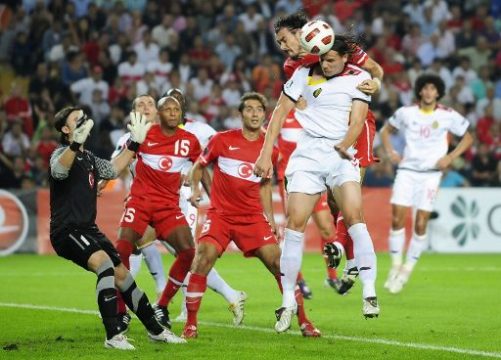 Daniel Van Buyten (rchts) schafft 0:1 mit Kopfballtreffer: Onur Recep Kivrak kann ihn nicht aufhalten