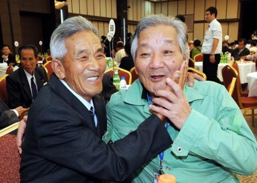 Die Brüder Lee Kwae-Seok (Norden) und Lee Jung-Ho (Süden) treffen sich nach langer Zeit wieder (September 2009)