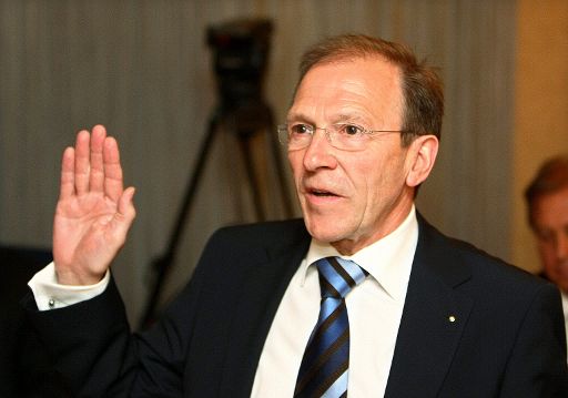 Ferdel Schröder bei der Eidelsleistung im DG-Parlament (Juni 2009)