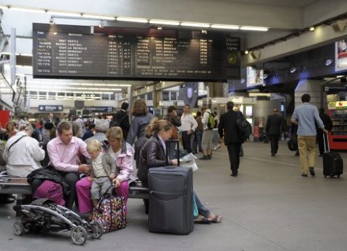 Seit gestern Abend wird gestreikt: Wartende im Bahnhof Montparnasse, Paris