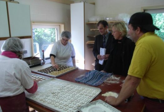 Von links: Mitarbeiter, Provinzialratsmitglied Heinz Keul, Provinzabgeordnete Katty Firquet und der Verantwortliche der Bäckerei Ewald Wattler