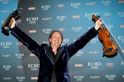Daniel Hope freut sich über den Preis 'Bester Violonist des Jahres' der 'Echo Klassik 2006'