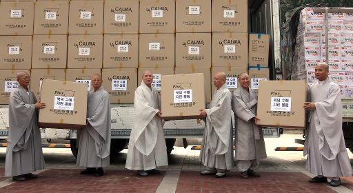 Südkoreanische Jogye-Mönche bereiten Hilfslieferungen für den Norden vor