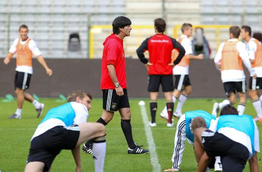 Der deutsche Bundestrainer Joachim Löw und seine Männer in Brüssel