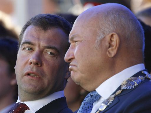 Russlands Präsident Dmitri Medwedew und Yuri Luschkow