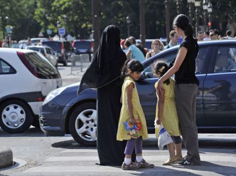 Juli diesen Jahres in Paris: Muslimin im Nikab bringt Kinder zur Schule - in Zukunft würde sie für das Tragen des Vollschleiers bestraft