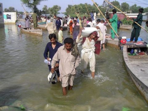 Dadu, Provinz Sindh: Pakistani bringen ihr Hab und Gut in Sicherheit (17. September)