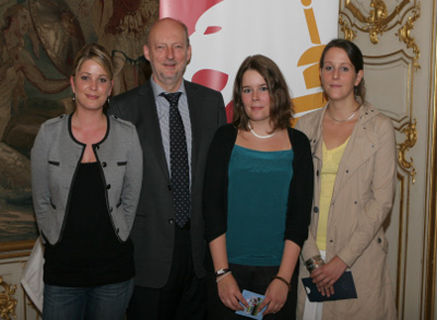 Der Provinzabgeordnete Georges Pire mit den Preisträgerinnen