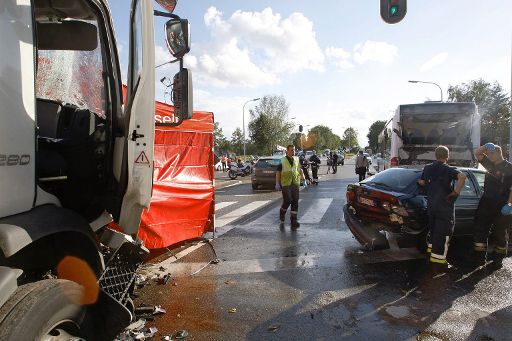 Unfall Mitte September in Zonhoven: ein LKW, ein Bus und sechs Autos waren involviert. Ein Mensch starb.