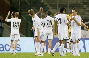 Spieler der AS Eupen feiern 0:0