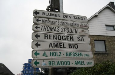 Ein Beispiel für die Schilderwälder in Amel