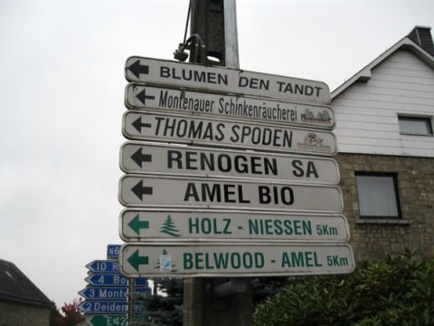 Ein Beispiel für die Schilderwälder in Amel