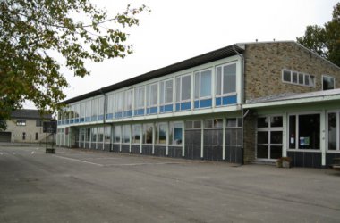 Renovierung der Gemeindeschule: Amel kauft in Büllingen gebrauchte Container