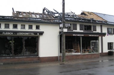 Brand zerstört Kaufhaus Meyer in Schönberg
