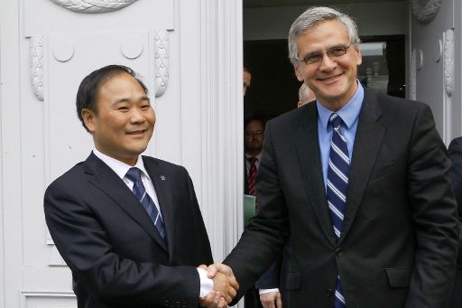 Li Shufu und Kris Peeters