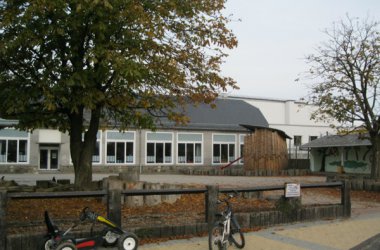 Die Schule wird mit dem Nähwärmenetz der Sporthalle (Hintergrund) geheizt