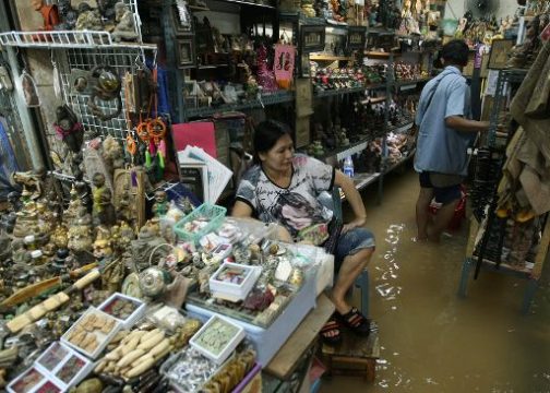 Bangkok: Das Geschäft einer Buddha-Amulett-Verkäuferin steht unter Wasser