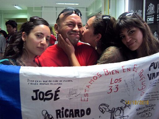 Bergarbeiter Jose Ojeda mit Freunden im Krankenhaus von Copiapo