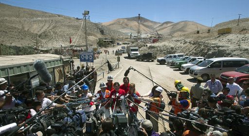Medienandrang vor der Mine in Chile