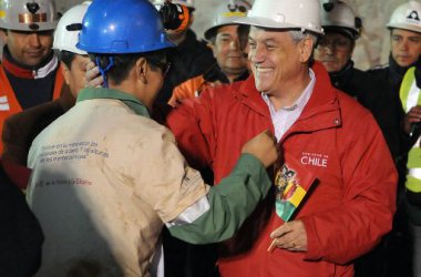 Chiles Präsident Piñera (rechts) empfängt die Kumpel