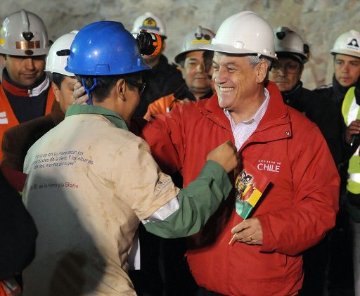 Chiles Präsident Piñera (rechts) empfängt die Kumpel