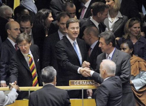 New York: Deutschlands Außenminister Guido Westerwelle nimmt die Glückwünsche entgegen