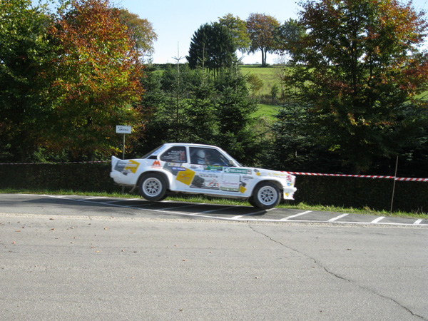 Rainer Hermann und Gabriel Hüweler im Opel Ascona 400