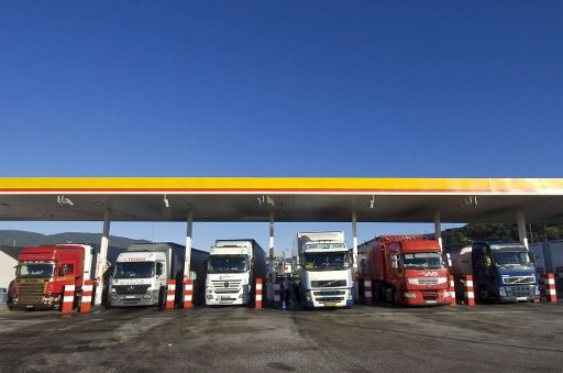 Tanken in Spanien: Französische LKW an einer Tankstelle in La Jonquera/Girona